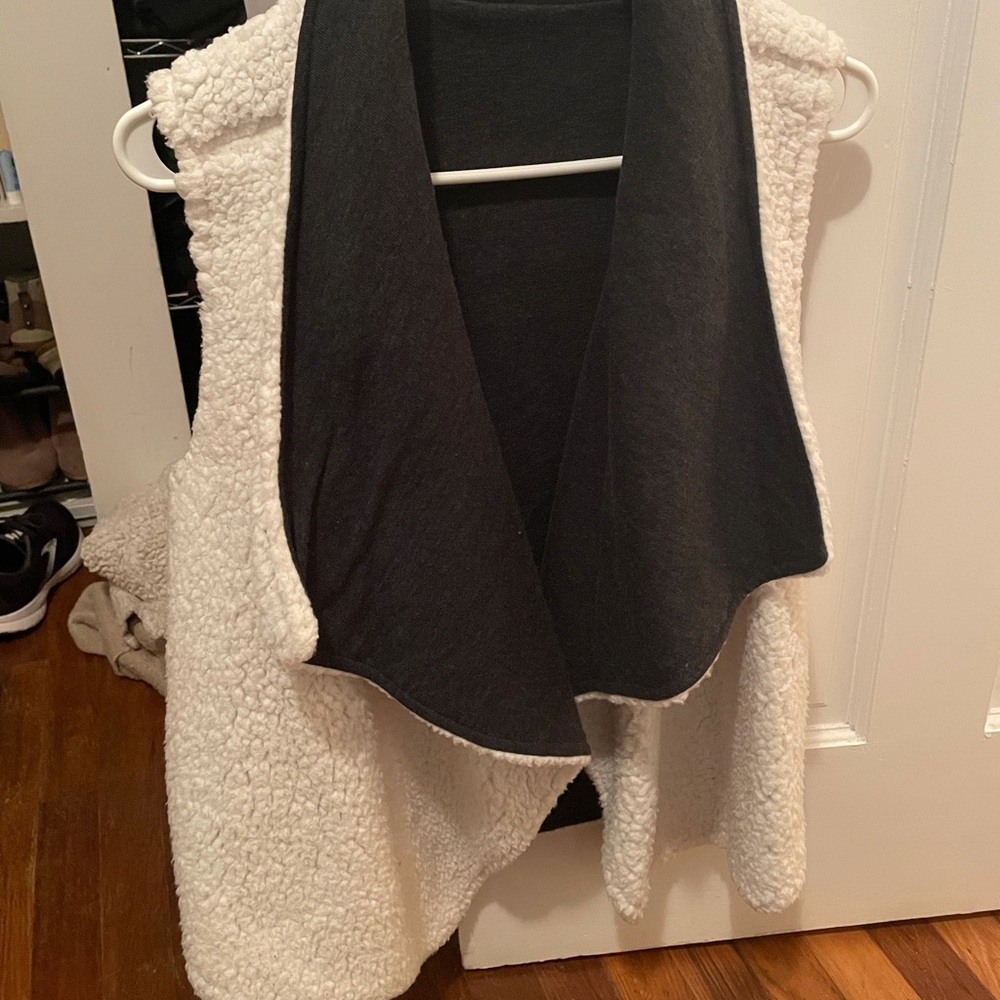 Reversible fuzzy dark grey small/medium vest